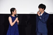 左から木村文乃、松坂桃李。