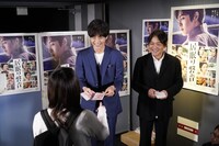 観客に大入り袋を手渡す松坂桃李（中央）と本木克英（右）。