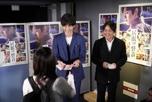 観客に大入り袋を手渡す松坂桃李（中央）と本木克英（右）。