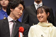 左から柄本佑、石橋静河。