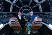 ミレニアム・ファルコンのコックピットに乗り込むボブ・アイガー（左）とジョージ・ルーカス（右）。 (c)Disney/Lucasfilm Ltd. (c)& TM Lucasfilm Ltd.