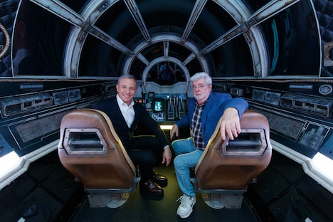 ミレニアム・ファルコンのコックピットに乗り込むボブ・アイガー（左）とジョージ・ルーカス（右）。 (c)Disney/Lucasfilm Ltd. (c)& TM Lucasfilm Ltd.