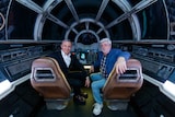 ミレニアム・ファルコンのコックピットに乗り込むボブ・アイガー(左)とジョージ・ルーカス(右)。 (c)Disney/Lucasfilm Ltd. (c)& TM Lucasfilm Ltd.