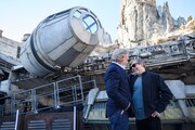 ミレニアム・ファルコンの前で談笑するハリソン・フォード（左）とマーク・ハミル（右）。 (c)Disney/Lucasfilm Ltd. (c)& TM Lucasfilm Ltd.