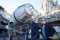 左からハリソン・フォード、マーク・ハミル。 (c)Disney/Lucasfilm Ltd. (c)& TM Lucasfilm Ltd.