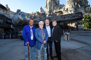 左からビリー・ディー・ウィリアムズ、ジョージ・ルーカス、ハリソン・フォード、マーク・ハミル。 (c)Disney/Lucasfilm Ltd. (c)& TM Lucasfilm Ltd.