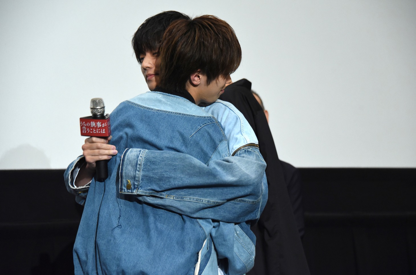 永瀬廉（右）にハグする神宮寺勇太（左）。