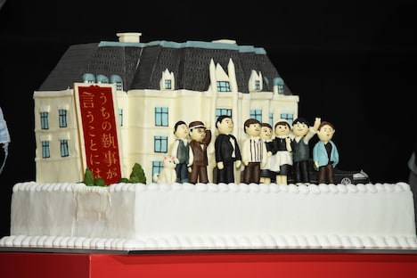 舞台挨拶のために用意された“上流階級スペシャルケーキ”。