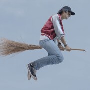 空飛ぶ斎藤工とマントヒヒの芹澤興人、「魔法少年☆ワイルドバージン」新場面写真