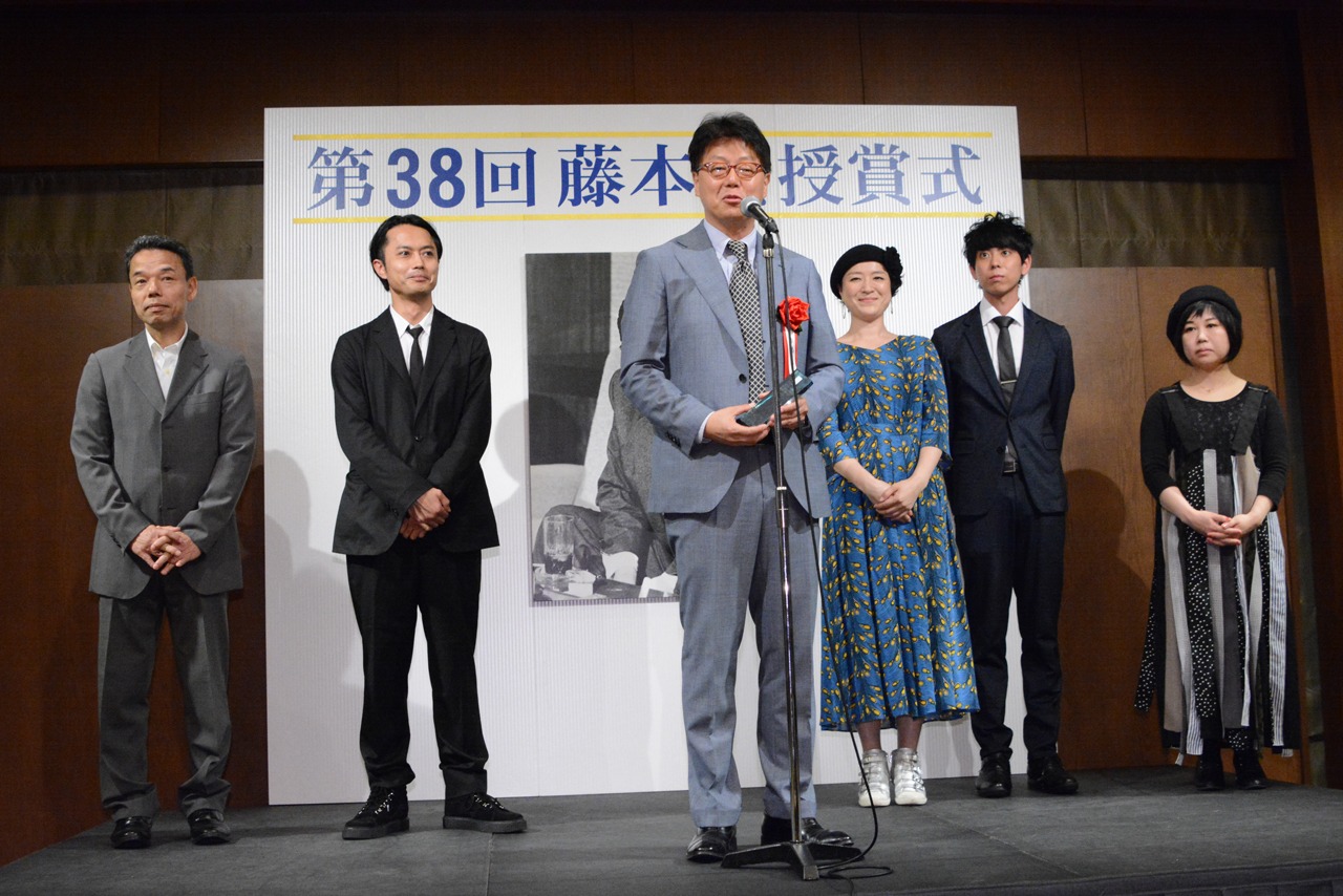 「カメラを止めるな！」のキャストとともに登壇する市橋浩治（中央）。