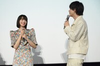 左から小松菜奈、成田凌。