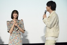 左から小松菜奈、成田凌。