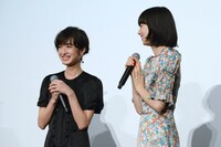 左から門脇麦、小松菜奈。