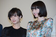 左から門脇麦、小松菜奈。