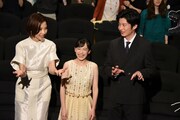 ポーズを相談する登壇者たち。左から木村佳乃、芦田愛菜、田中圭。