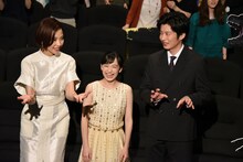 ポーズを相談する登壇者たち。左から木村佳乃、芦田愛菜、田中圭。