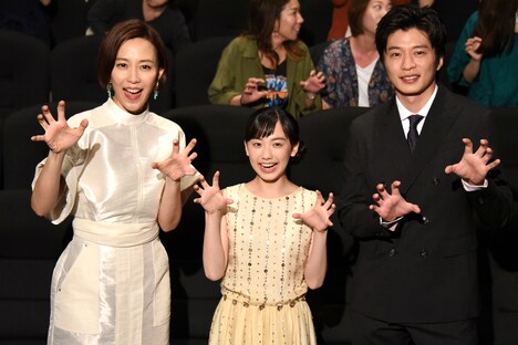 左から木村佳乃、芦田愛菜、田中圭。