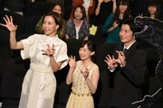 左から木村佳乃、芦田愛菜、田中圭。