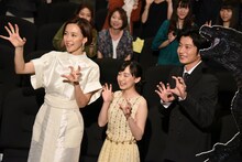 左から木村佳乃、芦田愛菜、田中圭。