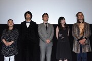 左から初美まり、大迫一平、北山雅康、佐伯日菜子、チャド・マレーン。