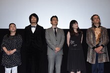 左から初美まり、大迫一平、北山雅康、佐伯日菜子、チャド・マレーン。