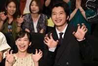 左から芦田愛菜、田中圭。