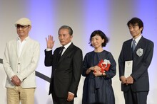 「スローな武士にしてくれ」のキャストとスタッフ。左から石橋蓮司、本田博太郎、制作統括の川崎直子（NHKエンタープライズ）、千野博彦（NHK）。