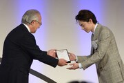 表彰される菅田将暉（右）。