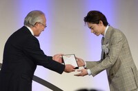 表彰される菅田将暉（右）。