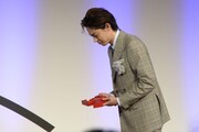 表彰され、お辞儀する菅田将暉。