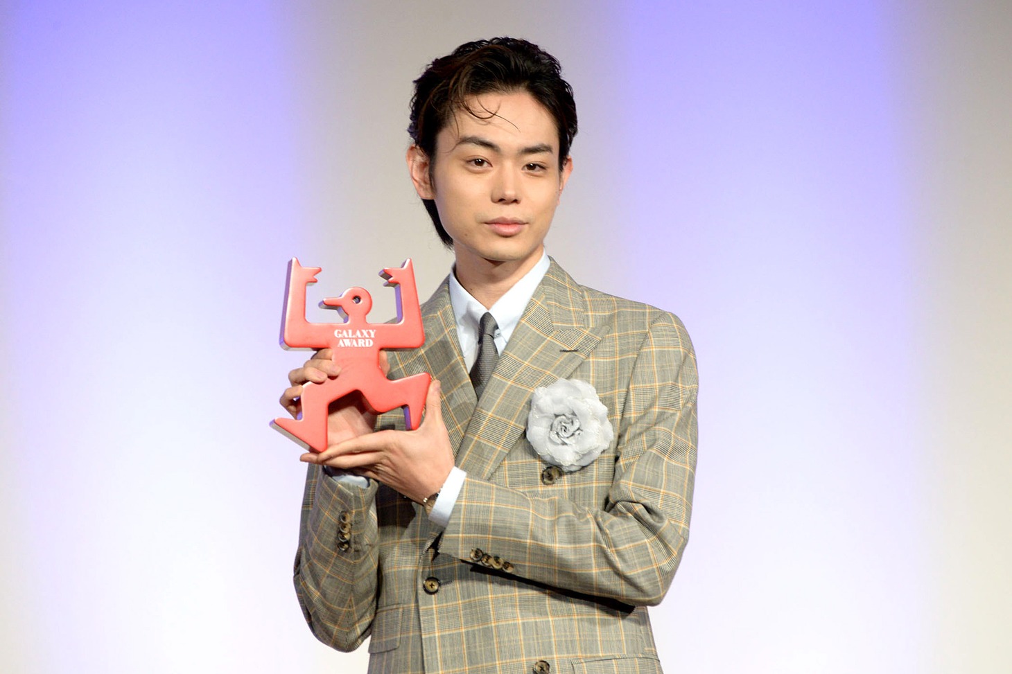 第56回ギャラクシー賞贈賞式に登壇した菅田将暉。