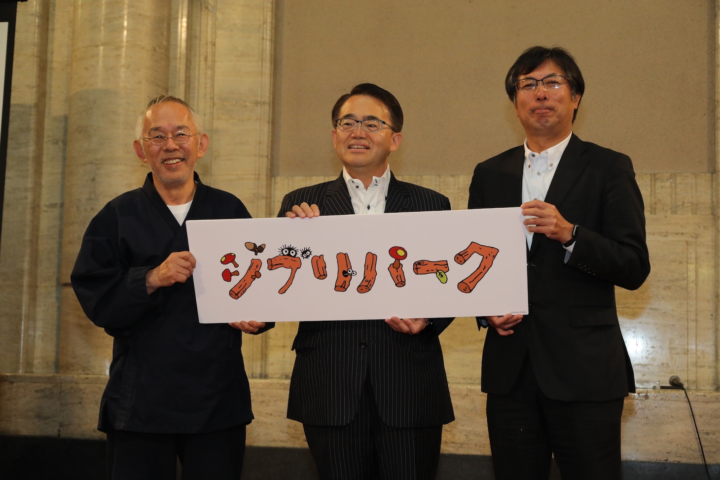 左から鈴木敏夫、大村秀章、大島宇一郎。