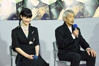 左から橋本愛、田中泯。