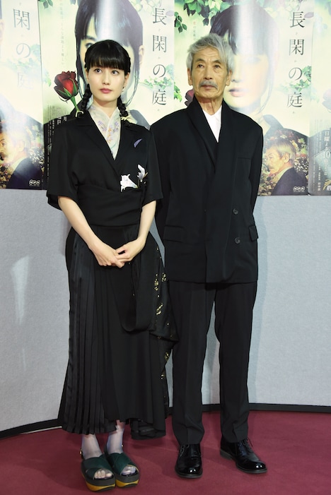 左から橋本愛、田中泯。