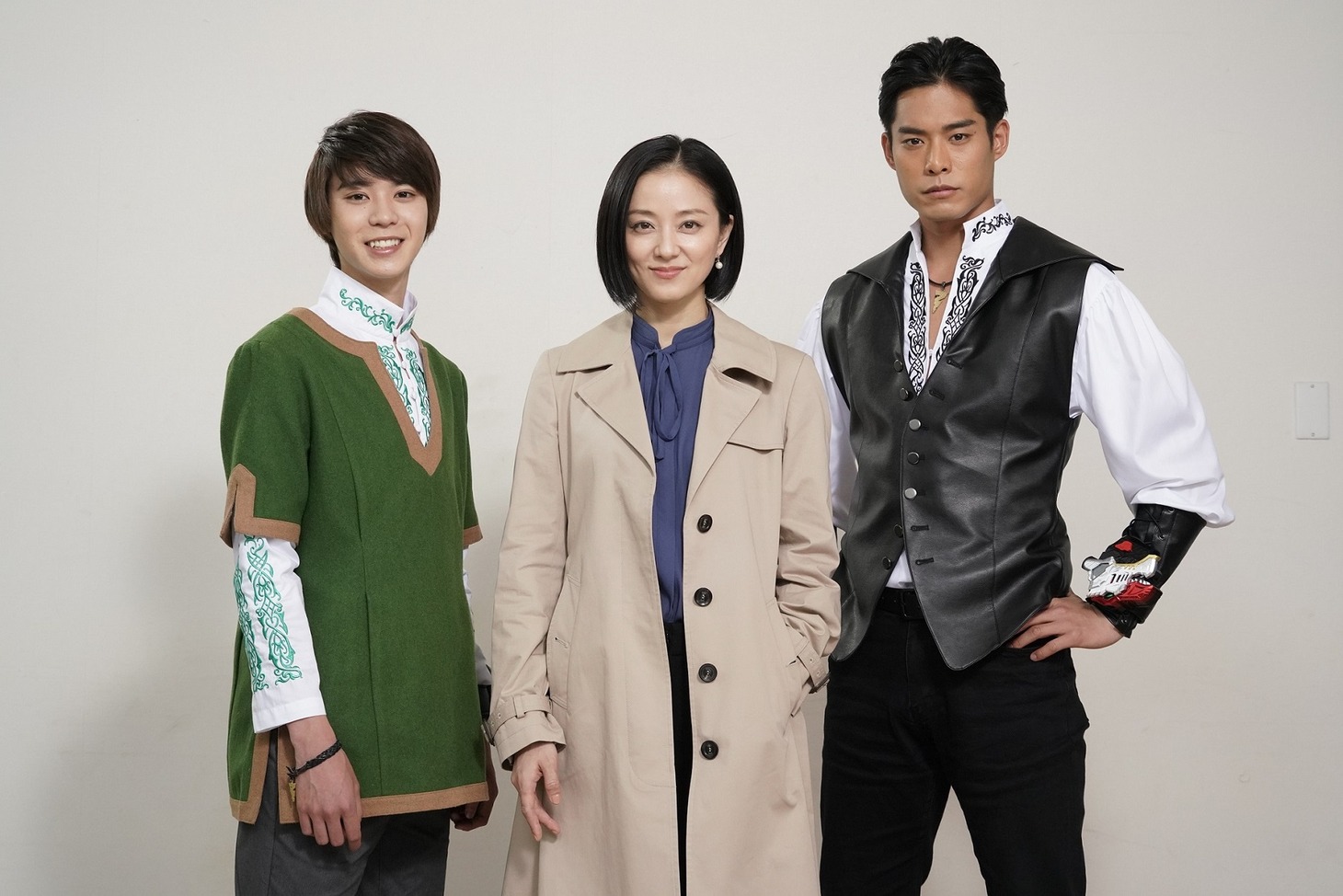左から小原唯和、中越典子、岸田タツヤ。