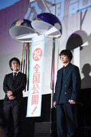 くす玉を割った森義隆（左）と染谷将太（右）。