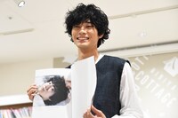 表紙候補だった1枚を見せる清原翔。