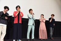 企画名を叫んだ森永悠希（左端）と、「わー！」と会場を盛り上げる登壇者たち。