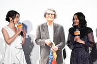 左から竹内結子、山崎努のパネル、蒼井優。