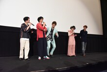 森永悠希の走り方をまねる佐野勇斗（中央）。