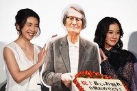 左から竹内結子、山崎努のパネル、蒼井優。