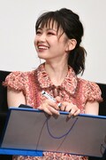 「この映画を一言で表すと？」という質問の答えを考える山田杏奈。