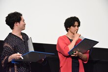 「この映画を一言で表すと？」という質問の答えを考える森永悠希（左）と眞栄田郷敦（右）。