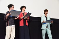 マイクなしで話そうとしたところ声が裏返ってしまった森永悠希（左）と、「声、高っ!!」と爆笑する佐野勇斗（右）。