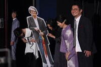 山崎努のパネルとともに退場する登壇者たち。