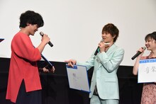 「青春」という漢字がわからなかった眞栄田郷敦（左）と、ツッコむ佐野勇斗（中央）。