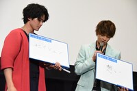 「この映画を一言で表すと？」という質問に答える眞栄田郷敦（左）と佐野勇斗（右）。