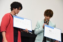 「この映画を一言で表すと？」という質問に答える眞栄田郷敦（左）と佐野勇斗（右）。