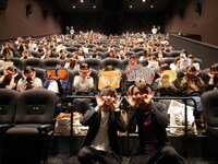 大阪で行われた「チア男子!!」熱烈応援御礼舞台の様子。左から風間太樹、浅香航大。