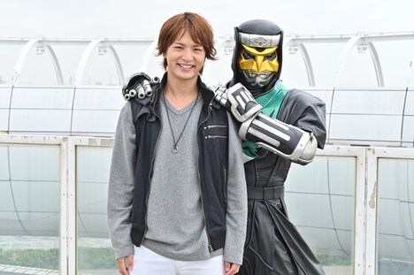 左から桜井侑斗役の中村優一、デネブ。